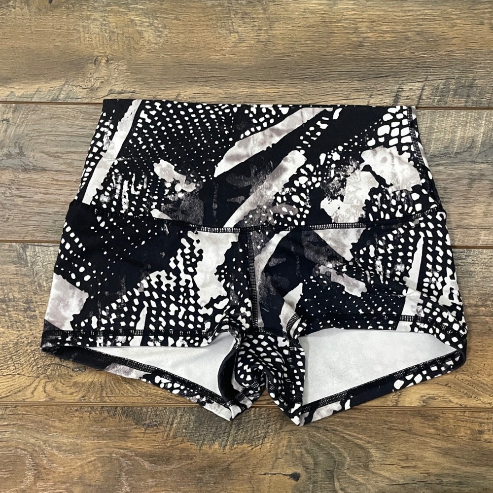 Lululemon Black White Abstract Geometric Print High Rise Athletic Yoga Shorts